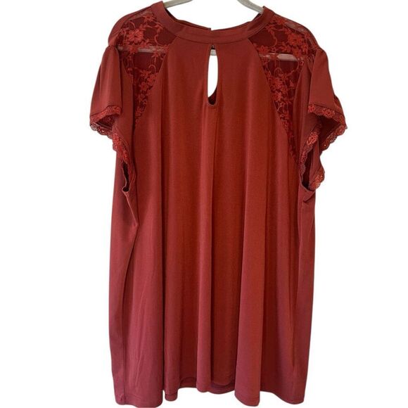 TORRID NWT Rust Brown Studio Crepe Lace Trimmed Short Sleeve Top Plus 4X 26 - Picture 1 of 4
